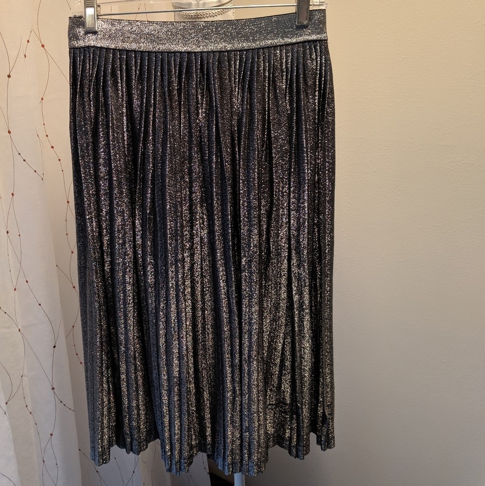 Limited metallic skirt